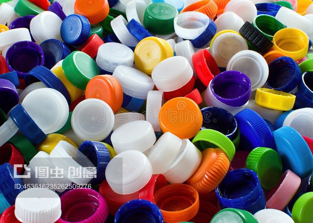 五顏六色的塑料帽 色彩與功能的完美結合